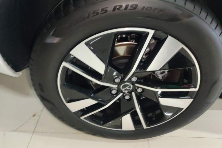 Used Volvo XC60 2026 B5 4x4 Smart Luxury Edition Right Rear Wheel Hub