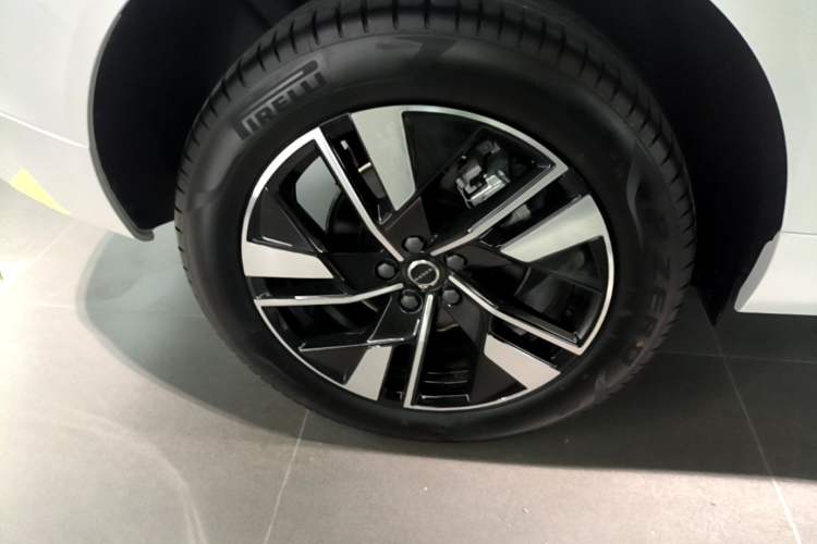 Used Volvo XC60 2026 B5 4x4 Smart Luxury Edition Right Rear Wheel Hub