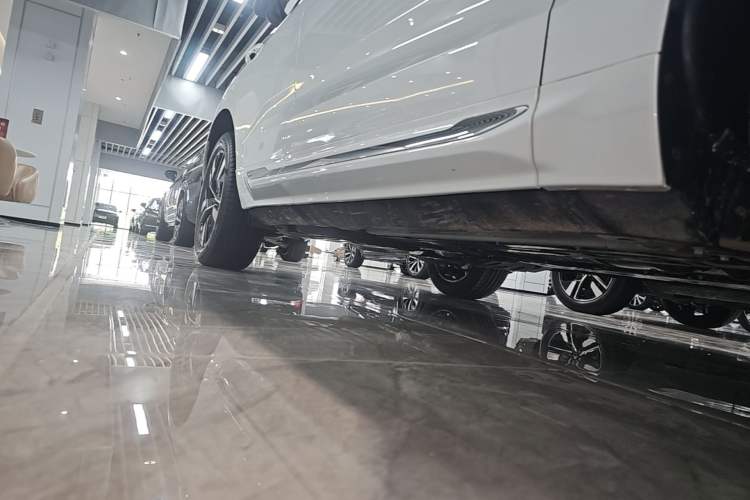 Used Volvo XC60 2026 B5 4x4 Smart Luxury Edition Right Side Sill