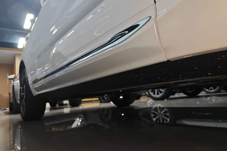Used Volvo XC60 2026 B5 4x4 Smart Luxury Edition Right Side Sill
