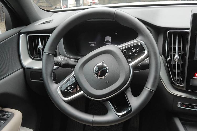 Used Volvo XC60 2026 B5 4x4 Smart Luxury Edition Steering Wheel