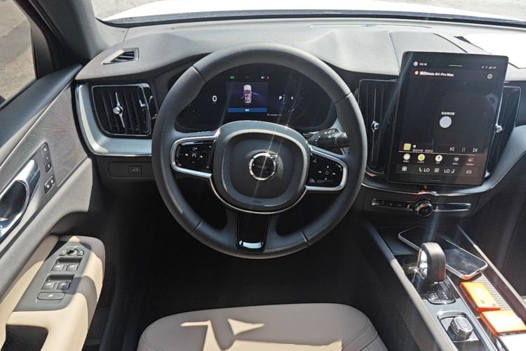 Used Volvo XC60 2026 B5 4x4 Smart Luxury Edition Steering Wheel