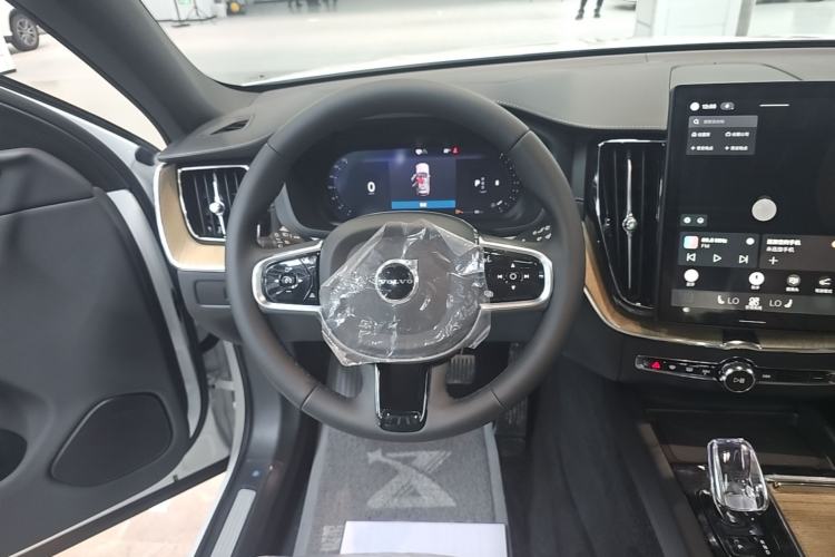 Used Volvo XC60 2026 B5 4x4 Smart Luxury Edition Steering Wheel