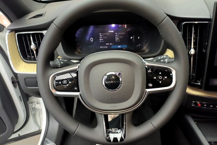 Used Volvo XC60 2026 B5 4x4 Smart Luxury Edition Steering Wheel