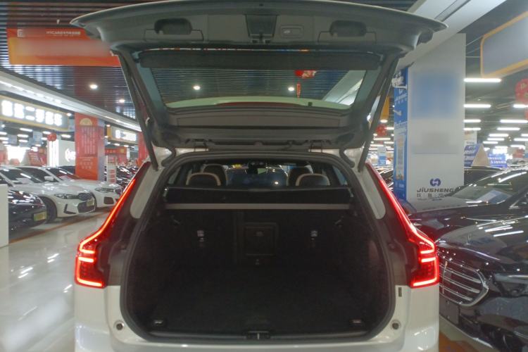 Used Volvo XC60 2026 B5 4x4 Smart Luxury Edition Trunk