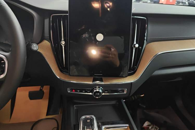 Used Volvo XC60 2026 B5 4x4 Smart Luxury Edition Audio And AC Panel