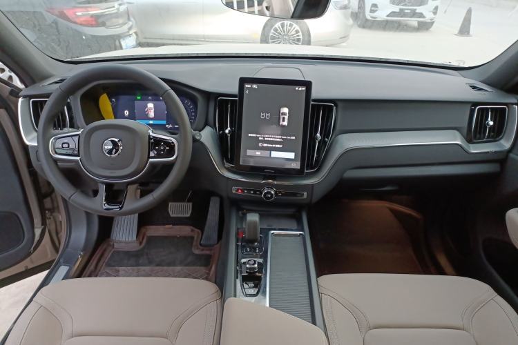 Used Volvo XC60 2026 B5 4x4 Smart Luxury Edition Center Console