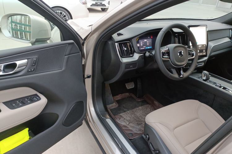 Used Volvo XC60 2026 B5 4x4 Smart Luxury Edition Driver Seat