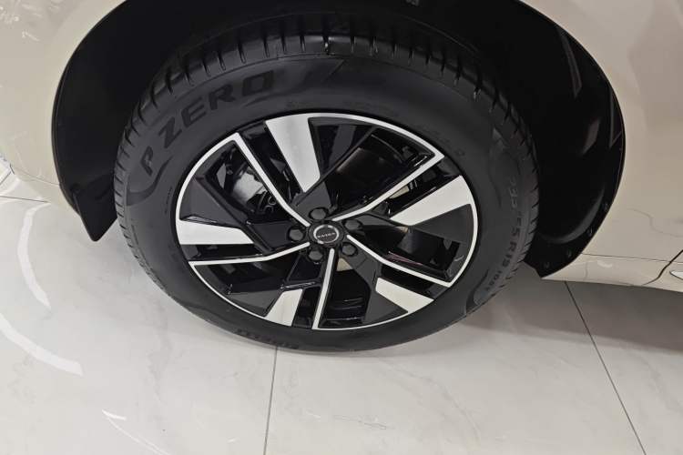 Used Volvo XC60 2026 B5 4x4 Smart Luxury Edition Exterior 4