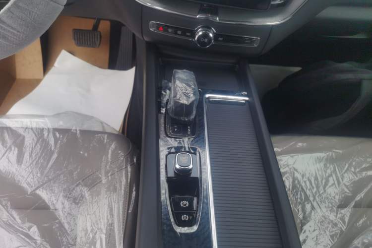 Used Volvo XC60 2026 B5 4x4 Smart Luxury Edition Gear Lever