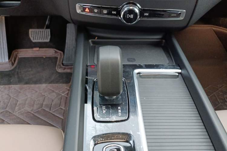 Used Volvo XC60 2026 B5 4x4 Smart Luxury Edition Gear Lever
