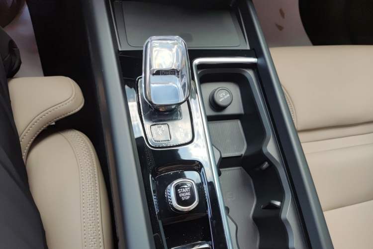 Used Volvo XC60 2026 B5 4x4 Smart Luxury Edition Gear Lever