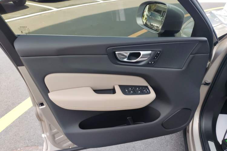 Used Volvo XC60 2026 B5 4x4 Smart Luxury Edition Left Front Door Interior
