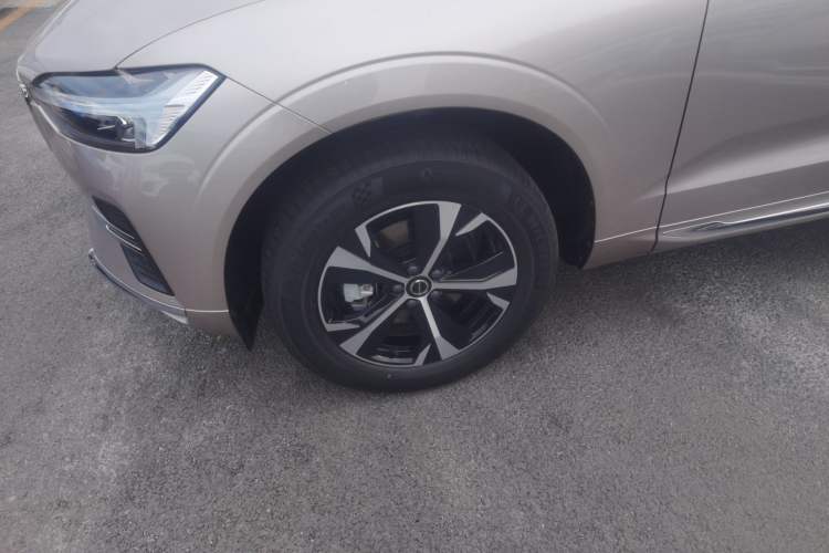 Used Volvo XC60 2026 B5 4x4 Smart Luxury Edition Left Front Wheel Hub