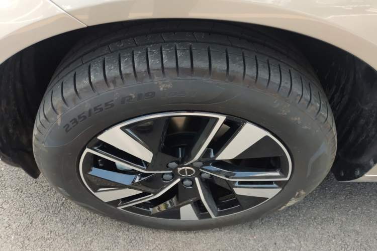 Used Volvo XC60 2026 B5 4x4 Smart Luxury Edition Left Front Wheel Hub