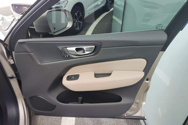 Used Volvo XC60 2026 B5 4x4 Smart Luxury Edition Right Front Door Interior