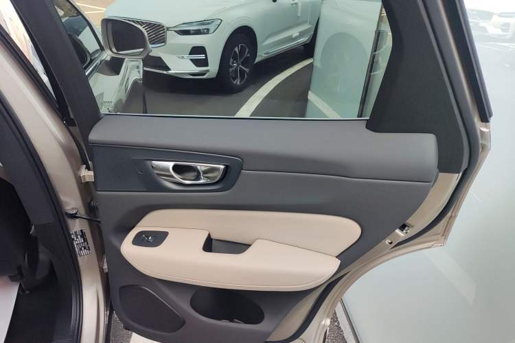 Used Volvo XC60 2026 B5 4x4 Smart Luxury Edition Right Rear Door Interior