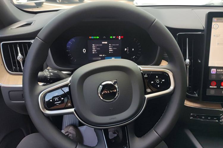 Used Volvo XC60 2026 B5 4x4 Smart Luxury Edition Steering Wheel