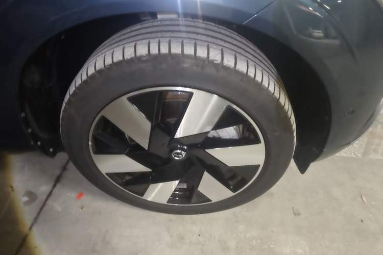 Used Volvo XC60 New Energy 2024 T8 Plug-in Hybrid Long-Range All-Wheel Drive Smart Luxury Edition Right Front Wheel Hub