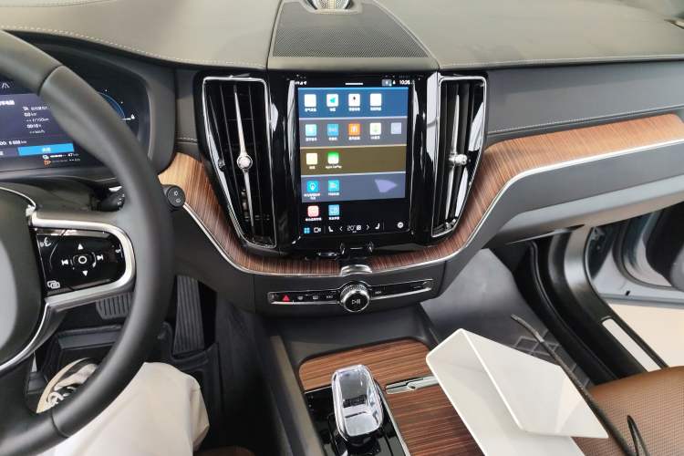 Used Volvo XC60 New Energy 2024 T8 Plug-in Hybrid Long-Range All-Wheel Drive Smart Luxury Edition Audio And AC Panel