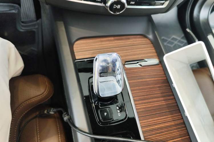 Used Volvo XC60 New Energy 2024 T8 Plug-in Hybrid Long-Range All-Wheel Drive Smart Luxury Edition Gear Lever