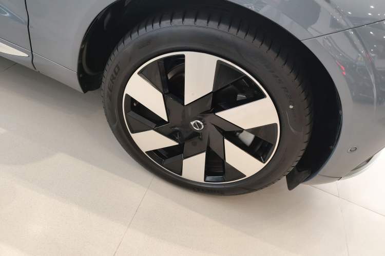 Used Volvo XC60 New Energy 2024 T8 Plug-in Hybrid Long-Range All-Wheel Drive Smart Luxury Edition Right Front Wheel Hub