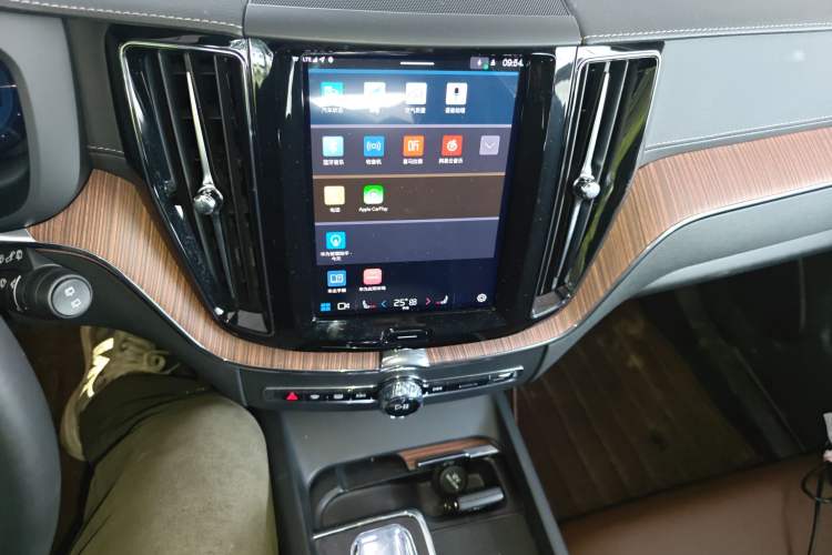 Used Volvo XC60 New Energy 2025 Plug-in Hybrid Long-Range All-Wheel Drive Smart & Luxurious Edition Audio And AC Panel