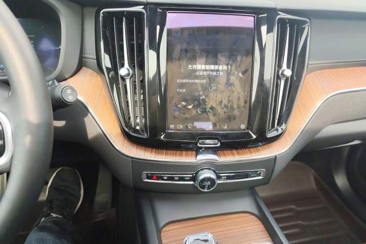Used Volvo XC60 New Energy 2024 T8 Plug-in Hybrid Long-Range All-Wheel Drive Smart Luxury Edition Audio And AC Panel