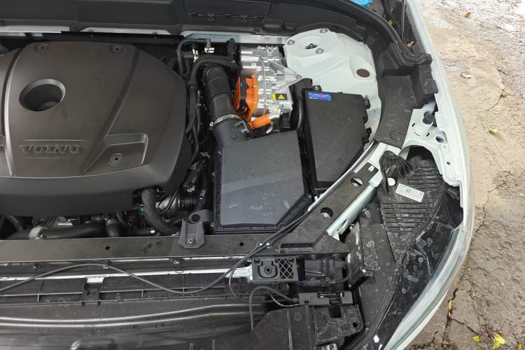 Used Volvo XC60 New Energy 2025 Plug-in Hybrid Long-Range All-Wheel Drive Smart & Luxurious Edition Engine Bay Left