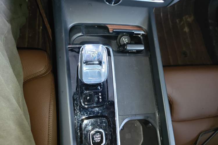 Used Volvo XC60 New Energy 2025 Plug-in Hybrid Long-Range All-Wheel Drive Smart & Luxurious Edition Gear Lever