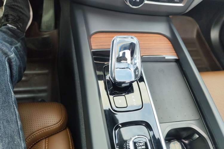 Used Volvo XC60 New Energy 2024 T8 Plug-in Hybrid Long-Range All-Wheel Drive Smart Luxury Edition Gear Lever