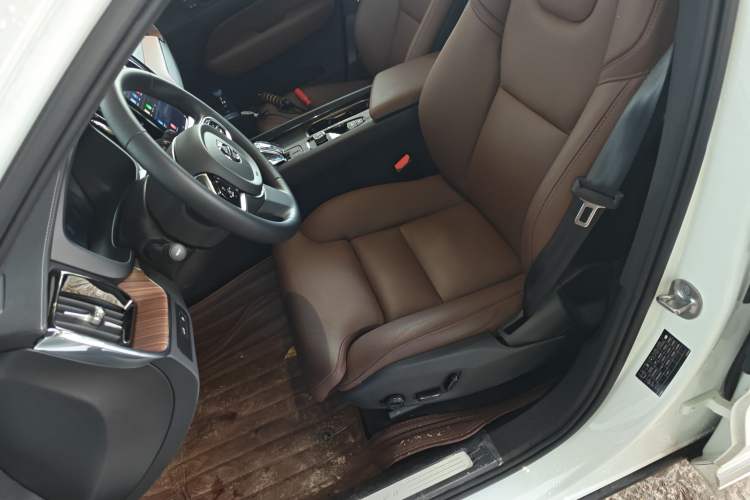 Used Volvo XC60 New Energy 2025 Plug-in Hybrid Long-Range All-Wheel Drive Smart & Luxurious Edition Left Front Seat