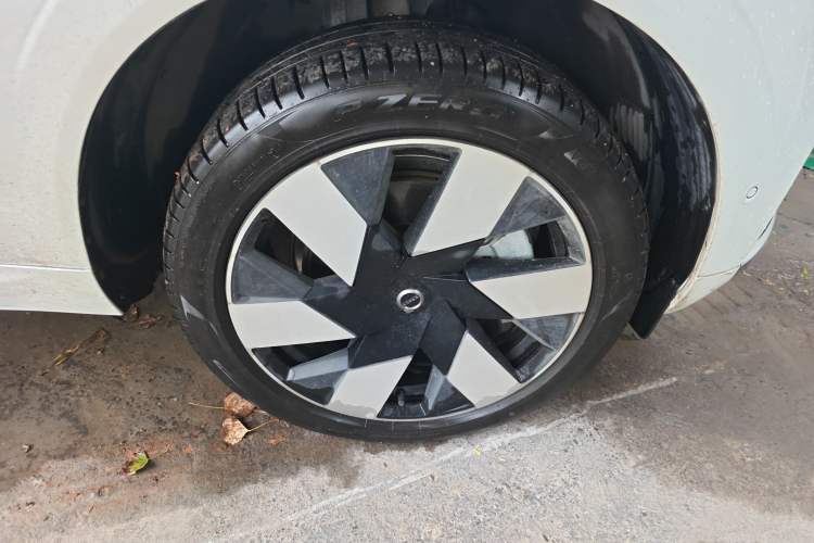 Used Volvo XC60 New Energy 2025 Plug-in Hybrid Long-Range All-Wheel Drive Smart & Luxurious Edition Right Front Wheel Hub