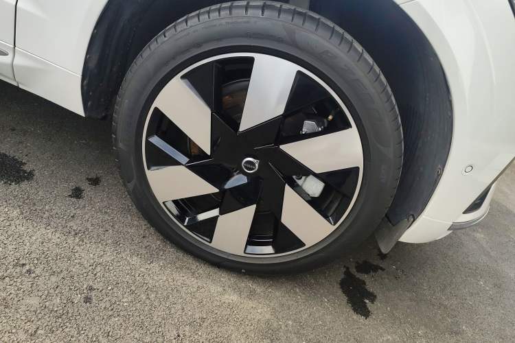 Used Volvo XC60 New Energy 2024 T8 Plug-in Hybrid Long-Range All-Wheel Drive Smart Luxury Edition Right Front Wheel Hub