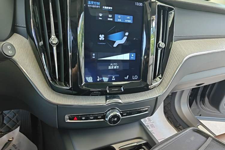 Used Volvo XC60 New Energy 2019 T8 e-Drive Hybrid Prestige Luxury Edition China VI Standard Audio And AC Panel