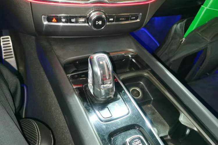 Used Volvo XC60 New Energy 2019 T8 E-Drive Hybrid Intelligent Luxury Sport Edition China VI Gear Lever