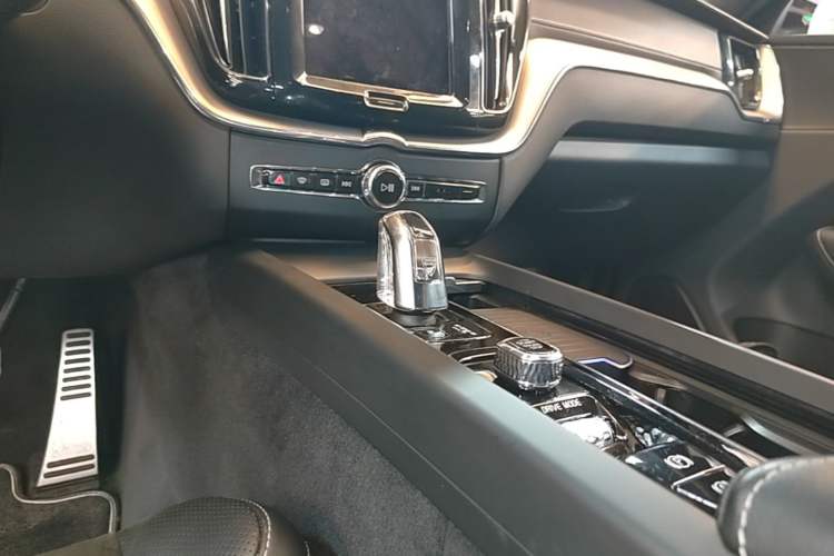 Used Volvo XC60 New Energy 2019 T8 E-Drive Hybrid Intelligent Luxury Sport Edition China V Standard Gear Lever