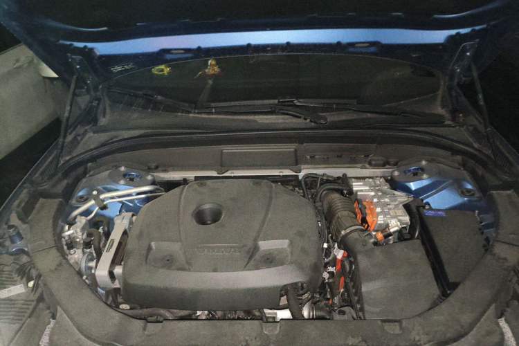 Used Volvo XC60 New Energy 2019 T8 E-Drive Hybrid Intelligent Luxury Sport Edition China V Standard Engine Bay