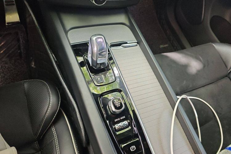 Used Volvo XC60 New Energy 2019 T8 E-Drive Hybrid Intelligent Luxury Sport Edition China V Standard Gear Lever