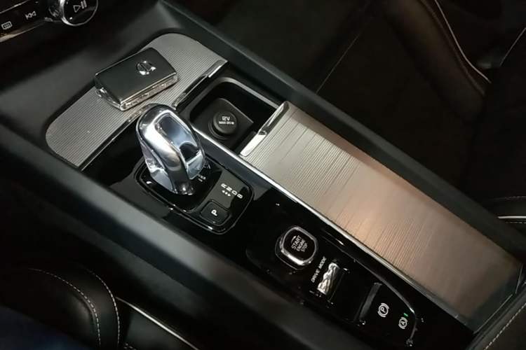 Used Volvo XC60 New Energy 2019 T8 E-Drive Hybrid Intelligent Luxury Sport Edition China V Standard Gear Lever