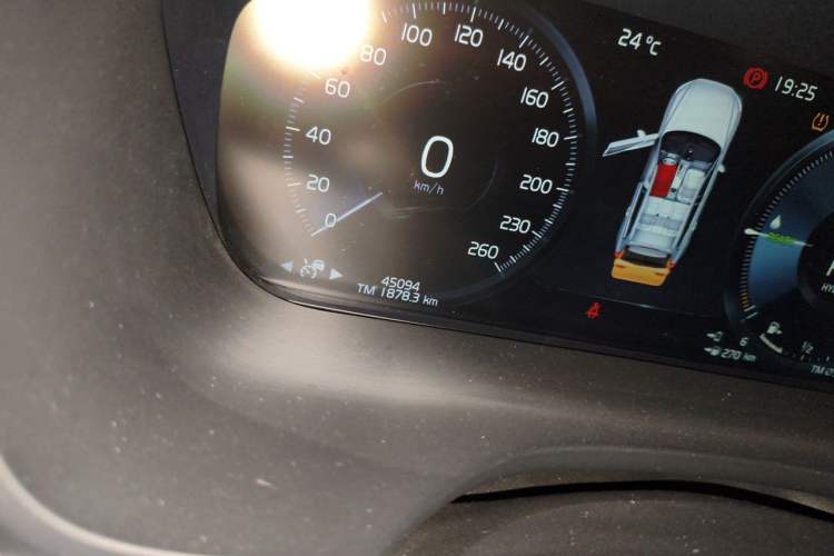 Used Volvo XC60 New Energy 2019 T8 E-Drive Hybrid Intelligent Luxury Sport Edition China V Standard Odometer Close Up