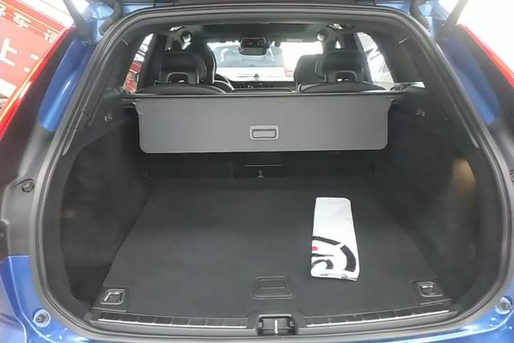 Used Volvo XC60 New Energy 2019 T8 E-Drive Hybrid Intelligent Luxury Sport Edition China V Standard Trunk