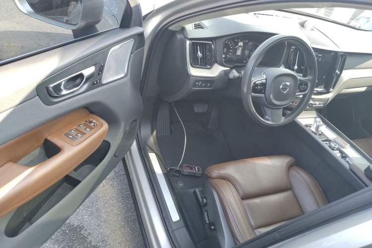 Used Volvo XC60 New Energy 2019 T8 e-Drive Hybrid Prestige Luxury Edition China VI Standard Interior 3