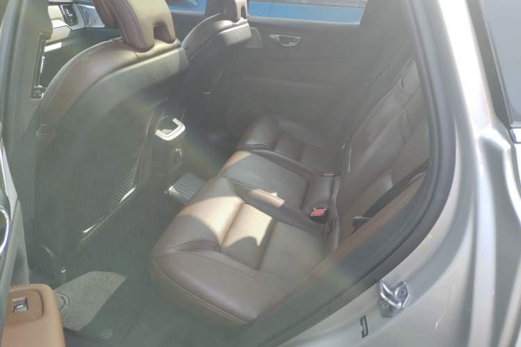 Used Volvo XC60 New Energy 2019 T8 e-Drive Hybrid Prestige Luxury Edition China VI Standard Interior 4