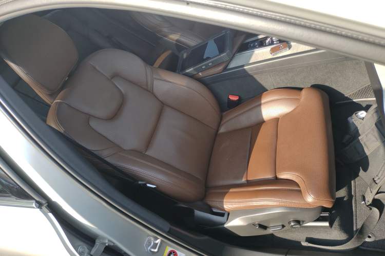 Used Volvo XC60 New Energy 2019 T8 e-Drive Hybrid Prestige Luxury Edition China VI Standard Right Front Seat