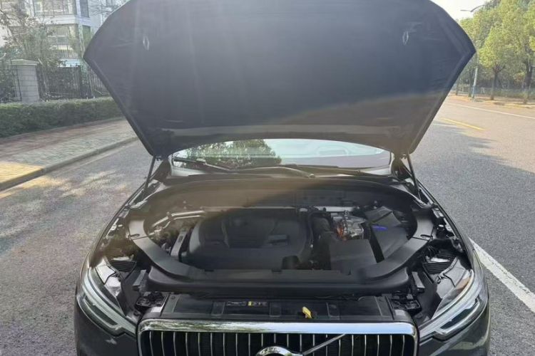 Used Volvo XC60 New Energy 2019 T8 E-Drive Hybrid Prestige Luxury Version China V Standard Engine Bay