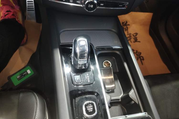 Used Volvo XC60 New Energy 2019 T8 E-Drive Hybrid Intelligent Luxury Sport Edition China V Standard Gear Lever