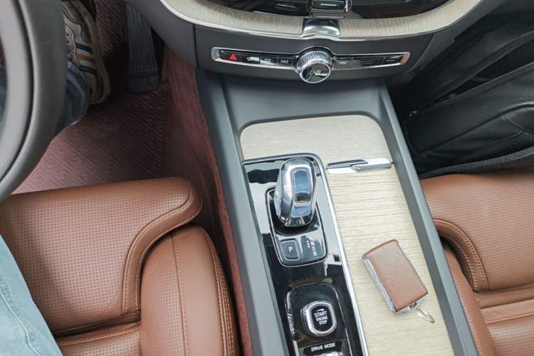 Used Volvo XC60 New Energy 2019 T8 e-Drive Hybrid Prestige Luxury Edition China VI Standard Gear Lever