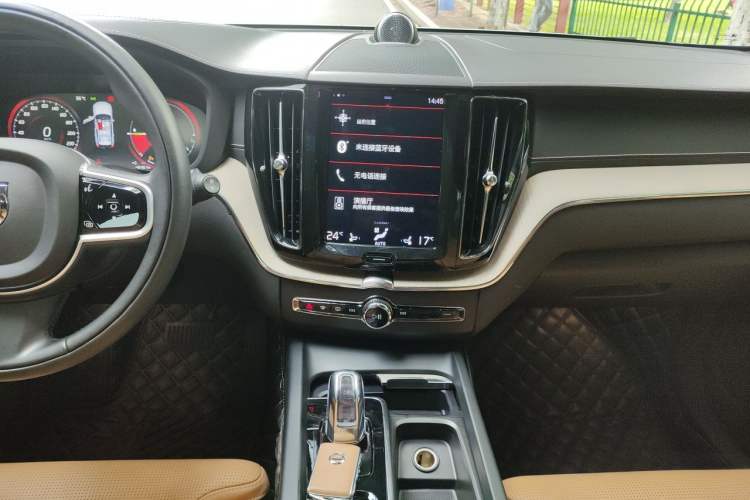 Used Volvo XC60 New Energy 2019 T8 E-Drive Hybrid Prestige Luxury Version China V Standard Audio And AC Panel