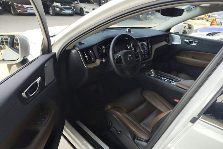Used Volvo XC60 New Energy 2019 T8 e-Drive Hybrid Prestige Luxury Edition China VI Standard Interior 5